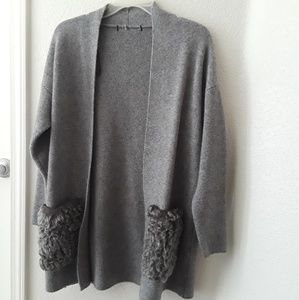 Long grey cardigan with faux fur pockets